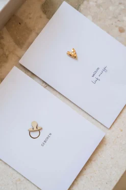 ZUSSS wenskaart met broche welkom lief meisje